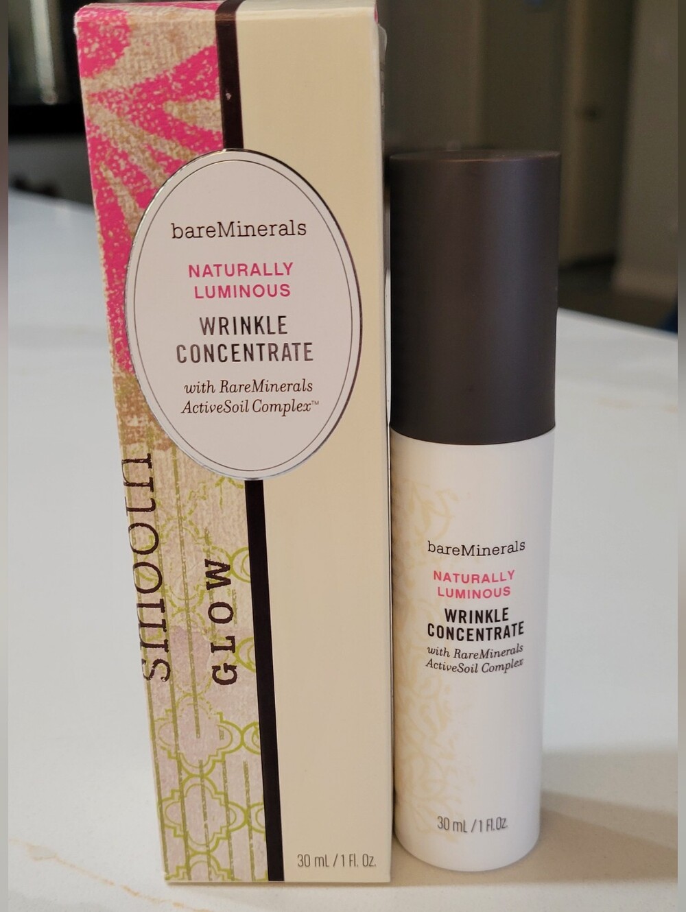 bareMinerals Naturally Luminous Wrinkle Concentrate – White & Brown Accents